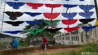 Pembeli layangan mulai ramai di sore hari dan biasanya langsung untuk dimainkan.