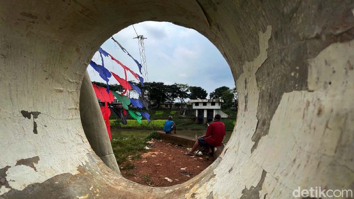 Meraup Cuan dari Bisnis Layangan Hias Seorang warga menjual beragam layangan hias di Banjir Kanal Timur (BKT), Jakarta Timur, Jumat (05/11/2021). Layangan hias ini banyak diburu warga saat pandemi.