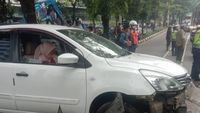 Mobil Tabrak Separator Hingga Melintang Di Gandaria, Begini Penampakannya