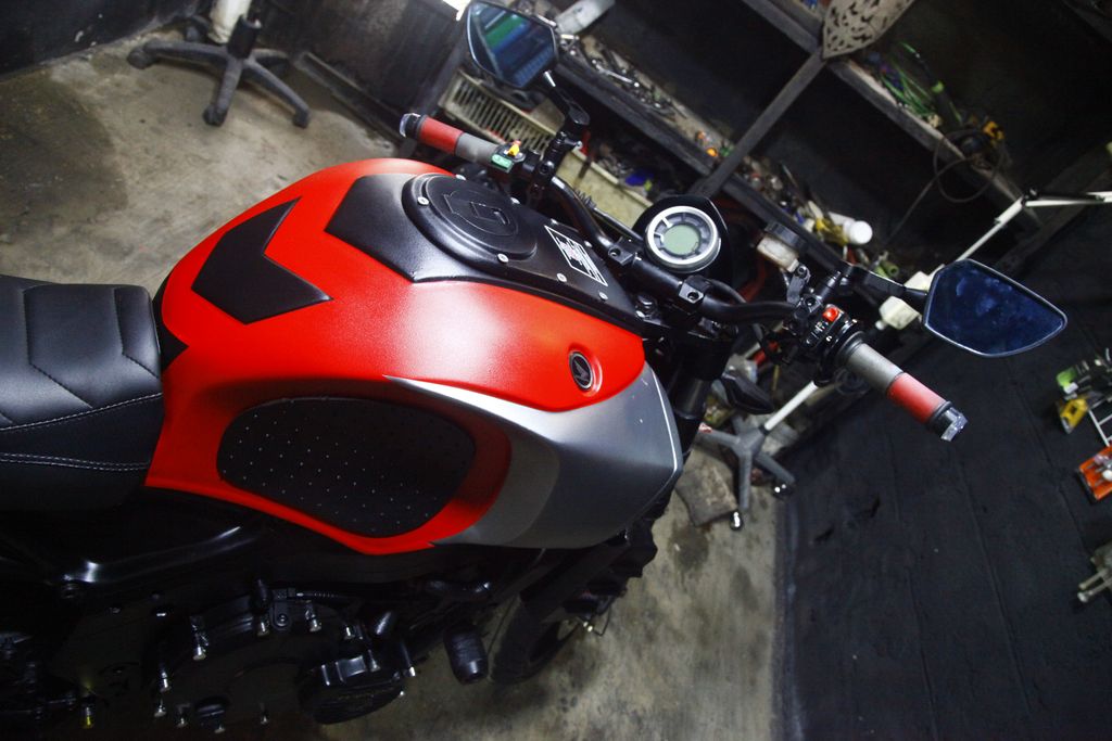 Modifikasi Honda CBR400 jadi naked bike
