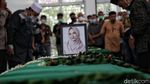 Momen Keluarga-Kerabat Salatkan Jenazah Vanessa Angel dan Suami
