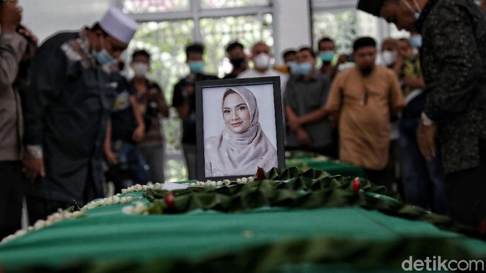 Duka menyelimuti prosesi salat jenazah Vanessa Angel dan Bibi Ardiansyah. Anggota keluarga dan kerabat ikut serta menyalatkan jenazah Vanessa Angel dan suami.