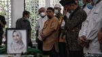 Momen Keluarga-Kerabat Salatkan Jenazah Vanessa Angel dan Suami