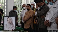 Jenazah Vanessa Angel dan Bibi Ardiansyah pun telah tiba di Jakarta untuk dimakamkan.