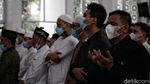 Momen Keluarga-Kerabat Salatkan Jenazah Vanessa Angel dan Suami