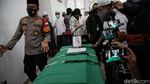 Momen Keluarga-Kerabat Salatkan Jenazah Vanessa Angel dan Suami