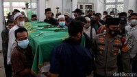 Suasana duka menyelimuti proses salat jenazah Vanessa Angel dan Bibi Ardiansyah.