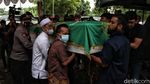 Momen Keluarga-Kerabat Salatkan Jenazah Vanessa Angel dan Suami