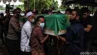 . Dimakamkan di di Taman Makam Islami Malaka, kawasan Pesanggrahan, Jakarta Selatan, kedua jenazah diketahui dimakamkan pada satu liang lahad yang sama.