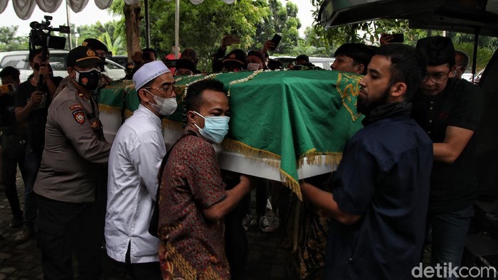 Momen Keluarga-Kerabat Salatkan Jenazah Vanessa Angel dan Suami Duka menyelimuti prosesi salat jenazah Vanessa Angel dan Bibi Ardiansyah. Anggota keluarga dan kerabat ikut serta menyalatkan jenazah Vanessa Angel dan suami.