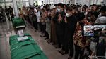 Momen Keluarga-Kerabat Salatkan Jenazah Vanessa Angel dan Suami
