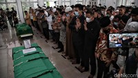 Sejumlah anggota keluarga dan kerabat menyalatkan jenazah Vanessa Angel dan Bibi Ardiansyah di masjid Perumahan Meditarenia, Pesanggarahan, Jakarta, Jumat (5/11/2021).