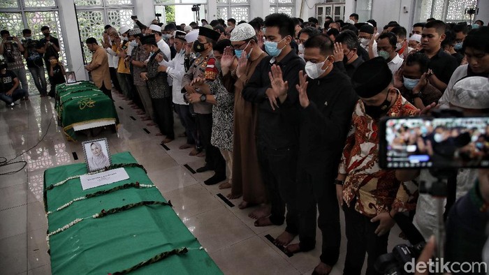 Duka menyelimuti prosesi salat jenazah Vanessa Angel dan Bibi Ardiansyah. Anggota keluarga dan kerabat ikut serta menyalatkan jenazah Vanessa Angel dan suami.
