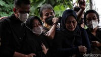 Roy Suryo bersama dengan keluarga dan kerabat Vanessa Angel serta Bibi Ardiansyah mengikuti prosesi pemakaman Vanessa dan sang suami yang dimakamkan pada satu liang lahad yang sama.