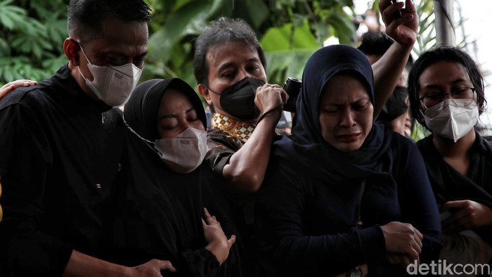 Politikus dan Pakar telematika Roy Suryo menghadiri prosesi pemakaman Vanessa Angel dan Bibi Ardiansyah. Ia hadir di antara keluarga dan kerabat Vanessa Angel.