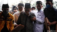 Suasana duka menyelimuti prosesi pemakaman tersebut.