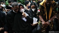 Tampak sejumlah keluarga dan kerabat Vanessa Angel serta Bibi Ardiansyah tak kuasa menahan air mata saat jenazah Vanessa dan sang suami dikebumikan.