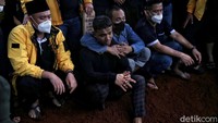 Dalam kecelakaan tersebut, Vanessa Angel dan Bibi Adriansyah meninggal dunia di tempat. Sementara tiga orang lainnya, termasuk anak, asisten, dan sopir, mengalami luka-luka. Awalnya, mobil Pajero bernomor polisi B 1264 BJU itu melaju dari arah Jakarta. Setiba di Km 673+300/A ruas Tol Jomol, kendaraan tersebut menabrak pembatas beton sebelah kiri karena sopir diduga mengantuk.