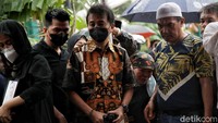 Politikus dan pakar telematika Roy Suryo tampak menghadiri prosesi pemakaman Vanessa Angel dan sang suami Bibi Ardiansyah di Taman Makam Islami Malaka, Jakarta, Jumat (5/11/2021).