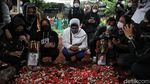 Momen Warga Berziarah-Selfie di Makam Vanessa Angel dan Bibi