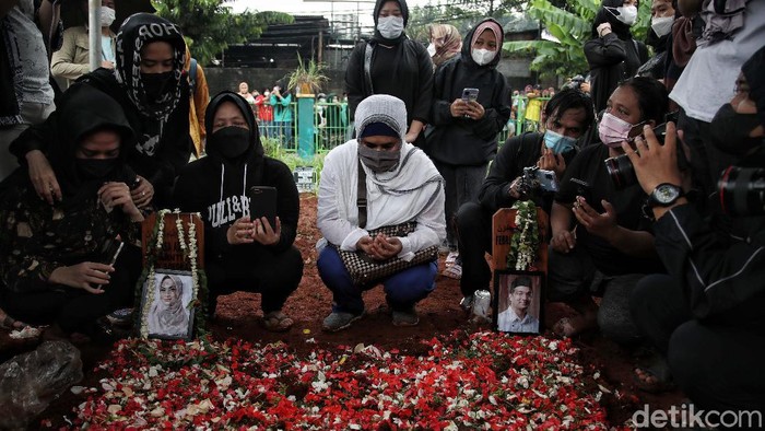 Prosesi pemakaman Vanessa Angel dan sang suami Bibi Ardiansyah mencuri atensi publik. Warga pun berdatangan untuk berziarah hingga selfie di makam Vanessa.