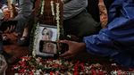 Momen Warga Berziarah-Selfie di Makam Vanessa Angel dan Bibi