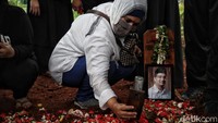 Ada pula warga yang melakukan swafoto di makam Vanessa Angel maupun Bibi Ardiansyah.