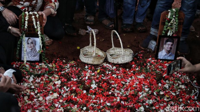 Momen Warga Berziarah hingga Selfie di Makam Vanessa Angel dan Bibi Prosesi pemakaman Vanessa Angel dan sang suami Bibi Ardiansyah mencuri atensi publik. Warga pun berdatangan untuk berziarah hingga selfie di makam Vanessa.