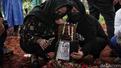 Momen Warga Berziarah-Selfie di Makam Vanessa Angel dan Bibi
