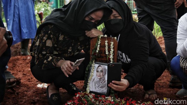 Momen Warga Berziarah-Selfie di Makam Vanessa Angel dan Bibi