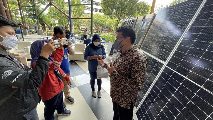 Mulai Berbenah Menuju Energi Ramah Lingkungan Universitas Surabaya bersama Utomo Solaruv meresmikan Solarpreneur Development Center sebagai tempat pelatihan pemasangan PLTS Atap bersertifikasi bagi masyarakat untuk melahirkan solarpreneur-solarpreneur andalan.