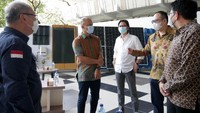 Dalam momentum Hari Sumpah Pemuda, bekerjasama dengan Universitas Surabaya (UBAYA), Utomo SolaRUV membuat gebrakan ekonomi melalui pelatihan pemasangan PLTS Atap bersertifikasi bagi para pemuda dan masyarakat untuk melahirkan solarpreneur-solarpreneur handal karena di masa depan, sektor idustri energi baru terbarukan melalui PLTS atap sangatlah menjanjikan.