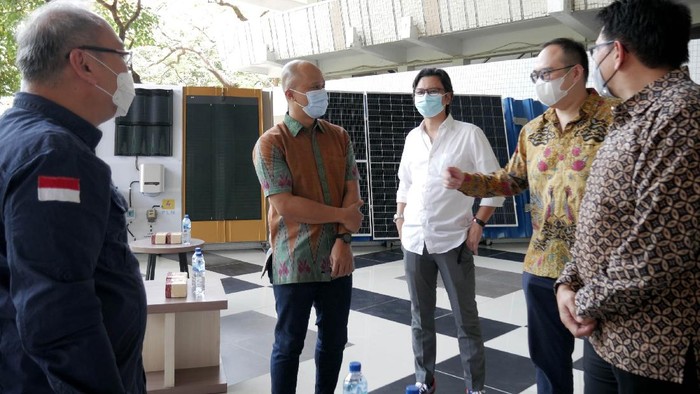 Mulai Berbenah Menuju Energi Ramah Lingkungan Universitas Surabaya bersama Utomo Solaruv meresmikan Solarpreneur Development Center sebagai tempat pelatihan pemasangan PLTS Atap bersertifikasi bagi masyarakat untuk melahirkan solarpreneur-solarpreneur andalan.