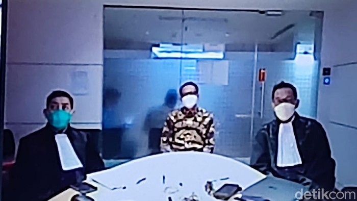 Nurdin Abdullah didampingi pengacara menghadiri sidang secara virtual. (Hermawan/detikcom)