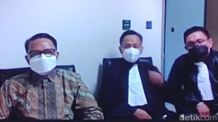 Nurdin Abdullah didampingi pengacara menghadiri sidang secara virtual. (Hermawan/detikcom)