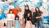 Olla Ramlan berpose bersama beberapa keluarga dan kerabatnya yang datang. Foto: Instagram Olla Ramlan