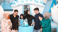 Terlihat juga ayah dari Adreena, Aufar Hutapea, ikut merayakan ulang tahun anaknya itu. Foto: Instagram Olla Ramlan