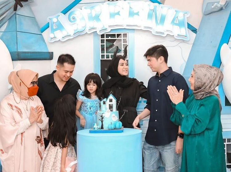 Olla Ramlan Bergaya Maleficent di Ultah Anak, Foto dengan Aufar Jadi Sorotan