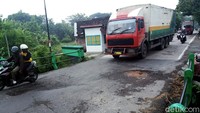 Aris, warga setempat menduga badan jembatan tak kuat karena setiap hari dilalui kendaraan berat.