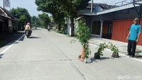 Beberapa orang tampak memasang pot bunga menjadi rambu pada amblesan tersebut pagi tadi sekitar pukul 09.00 WIB. Sedangkan papan rambu resmi belum dipasang di lokasi. Sementara itu, Kabid Bina Marga DPUPR Pemkab Klaten, Suryanto, mengatakan jalur tersebut merupakan jalan kabupaten. Jembatan juga jembatan kewenangan kabupaten. Itu jembatan kabupaten. Kita segera cek, ungkap Suryanto saat dimintai konfirmasi detikcom.