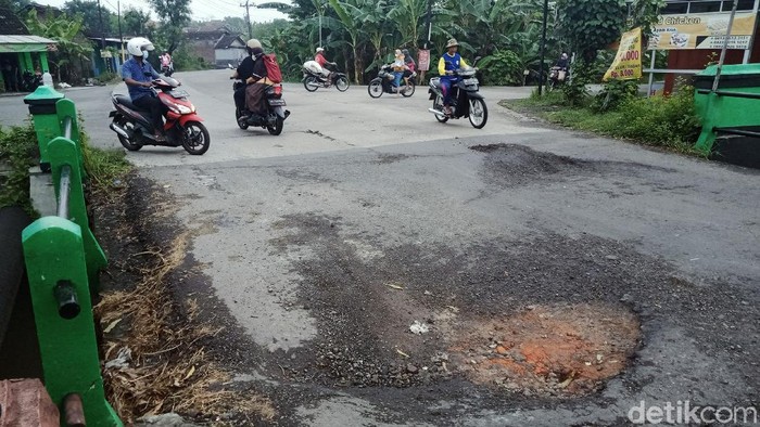 Pak Sopir Waspada! Jembatan di Kawasan Klaten Ini Ambles Jembatan di Jalan Lingkar Barat Delanggu-Klaten ambles. Jembatan itu diduga ambles karena tak kuat dilalui kendaraan berat setiap hari. Ini penampakannya.