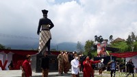 Petung setinggi sekitar 3,5 meter tersebut berdiri gagah di ruang terbuka hijau yang juga diberi nama Simpang PB VI, di depan Pasar Selo. (Ragil Ajiyanto/detikcom)