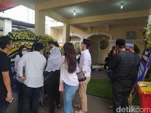 Jenazah Vanessa Angel-Suami Tiba di Rumah Duka, Pelayat Berdatangan
