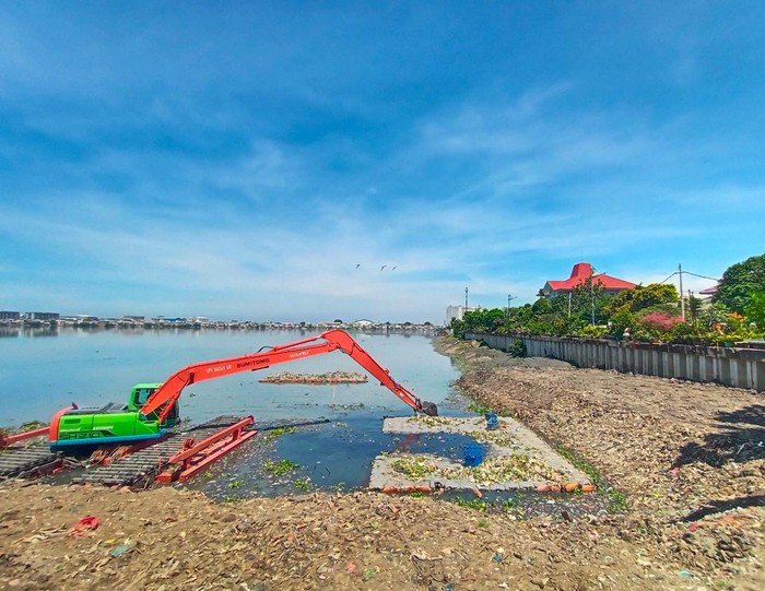 Pembersihan Waduk Pluit (Dok Dinas Lingkungan Hidup DKI Jakarta)