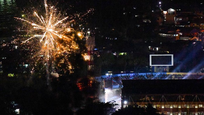 PEMBUKAAN PEPARNAS PAPUA Warga menonton upacara pembukaan Peparnas Papua melalui gawainya di Toneowaa JR, Kota Jayapura, Papua, Jumat (5/11/2021). ANTARA FOTO/Rivan Awal Lingga/rwa.