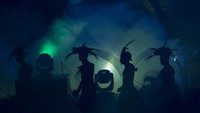 Sejumlah seniman membawakan tarian kolosal saat Upacara Pembukaan Peparnas Papua di Stadion Mandala Jayapura, Papua, Jumat (5/11/2021). (ANTARA FOTO/Wahyu Putro A)