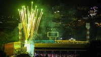 Kembang api memeriahkan pembukaan Peparnas Papua di Stadion Mandala, Kota Jayapura, Papua, Jumat (5/11/2021). (Rivan Awal Lingga/ANTARA FOTO).
