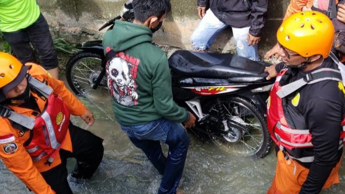 Pemotor di Riau selamat usai hanyut 300 meter di parit (dok. Istimewa)
