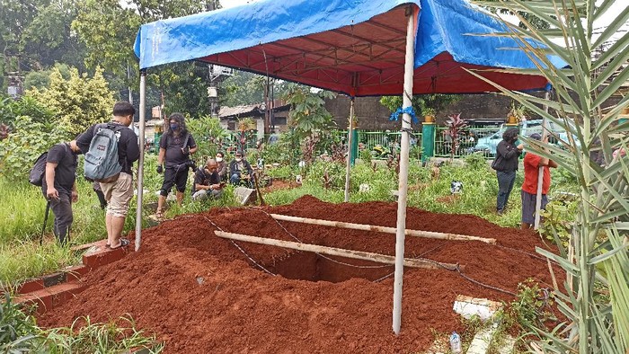 Jenazah Vannessa Angel dan suaminya, Febri Ardiansyah atau Bibi, akan dikebumikan hari ini di TPU Islam Malaka, Pesanggrahan, Jakarta Selatan. Jenazah Vanessa Angel dan suaminya akan dimakamkan dalam satu liang lahad.