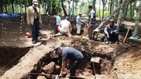Batu-batu tersebut bisa batu candi maupun pagar. Penggalian masih akan terus dilakukan hingga pekan depan. (Ragil Ajiyanto/detikcom)